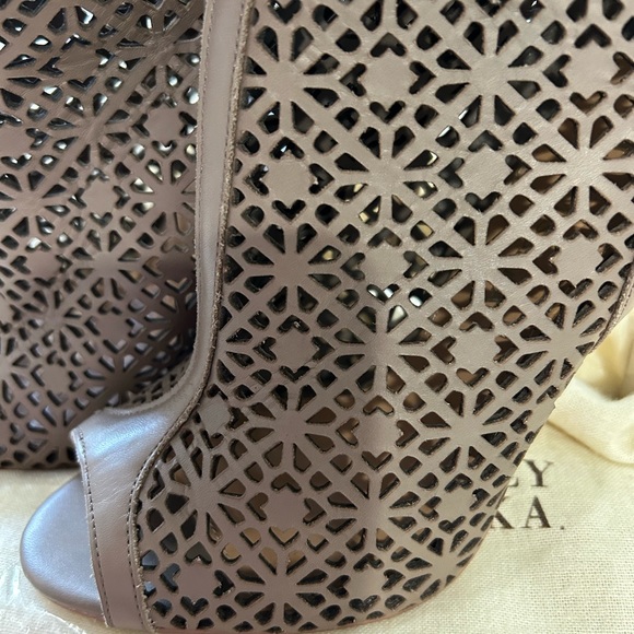 💥PRICE⬇️
 BADGLEY MISCHKA - High Heel Taupe Bootie - size 7 - - Picture 5 of 10